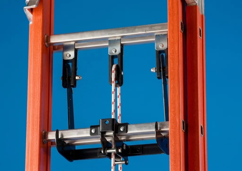 Лестница диэлектрическая из стеклопластика выдвигаемая тросом Svelt V2F 2x12 ступеней