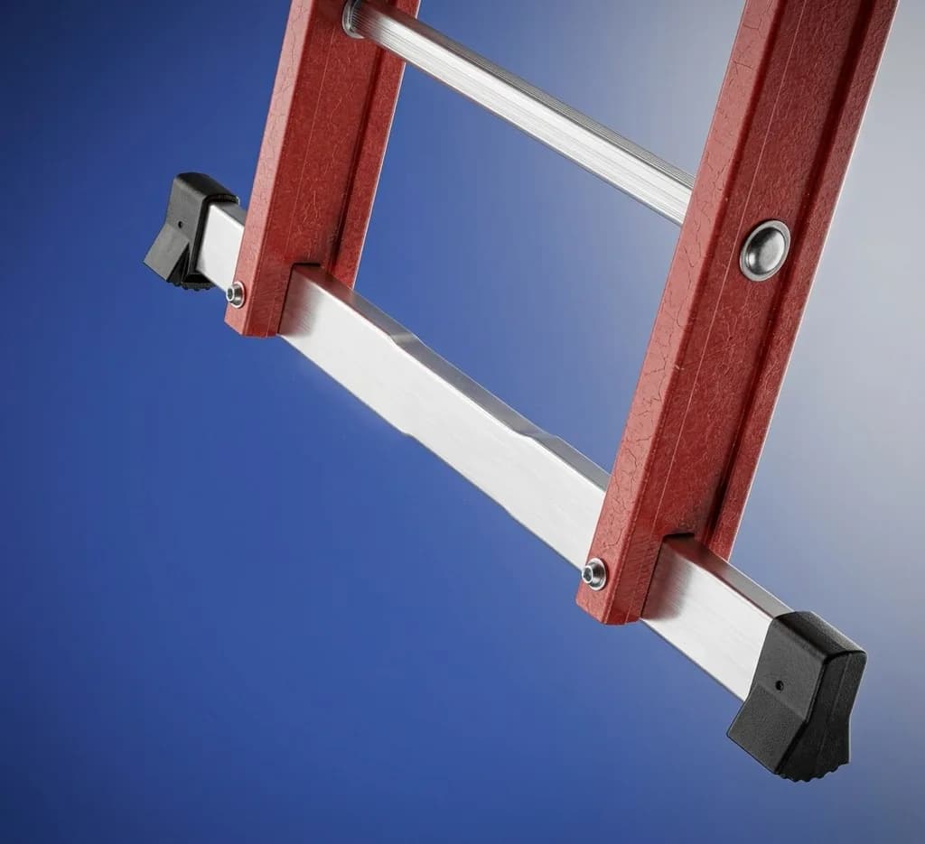 Лестница диэлектрическая из стеклопластика выдвигаемая тросом Svelt V2F 2x12 ступеней