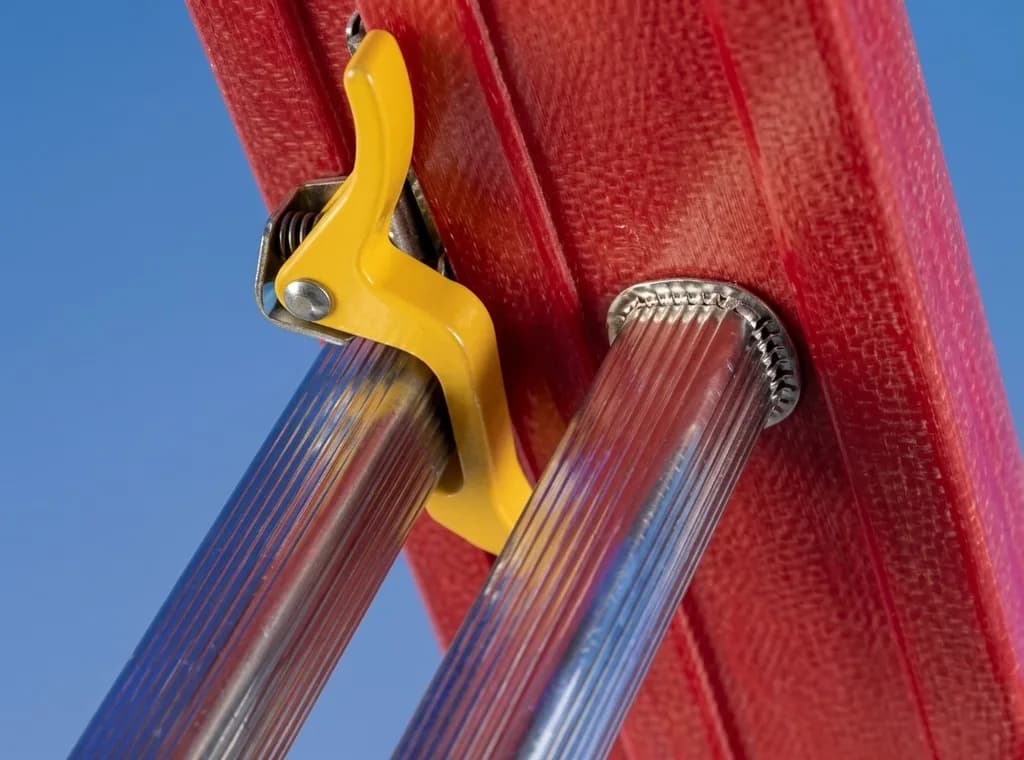 Лестница диэлектрическая из стеклопластика выдвигаемая тросом Svelt V2F 2x12 ступеней