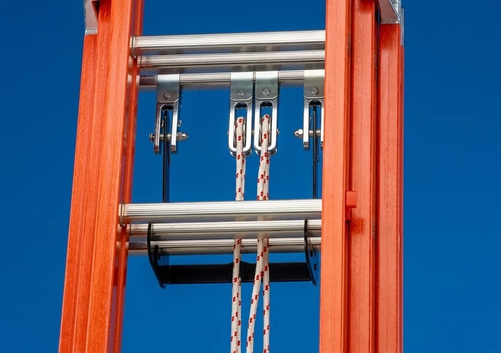 Лестница диэлектрическая из стеклопластика выдвигаемая тросом Svelt V3F ступеней 3x12