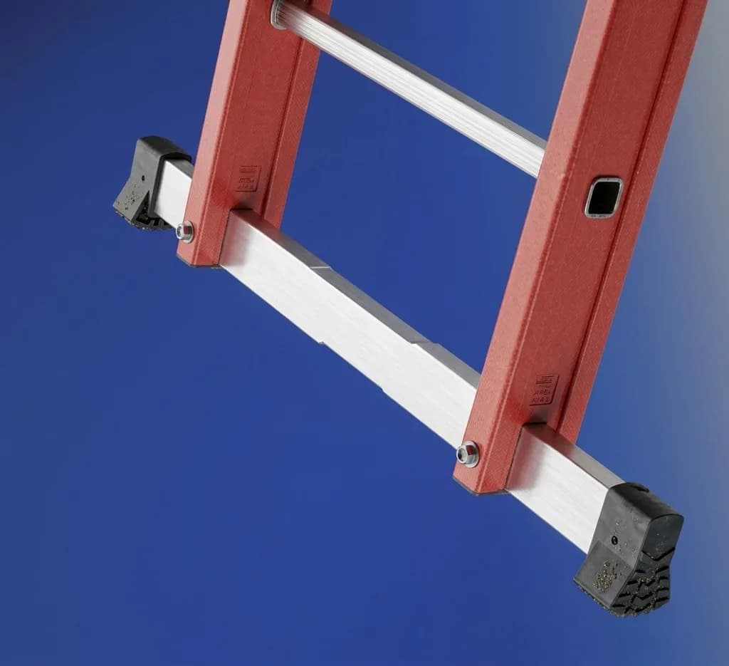 Лестница диэлектрическая из стеклопластика выдвигаемая тросом Svelt V3F ступеней 3x12