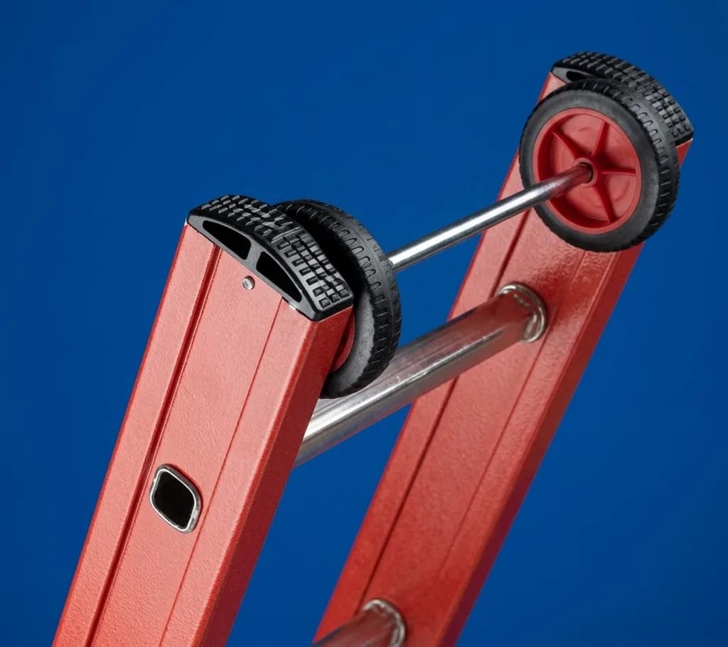 Лестница диэлектрическая из стеклопластика выдвигаемая тросом Svelt V3F ступеней 3x12