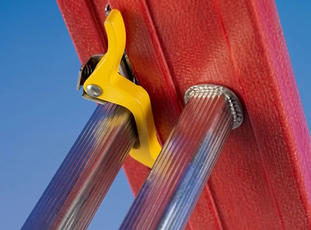 Лестница диэлектрическая из стеклопластика выдвигаемая тросом Svelt V3F ступеней 3x12