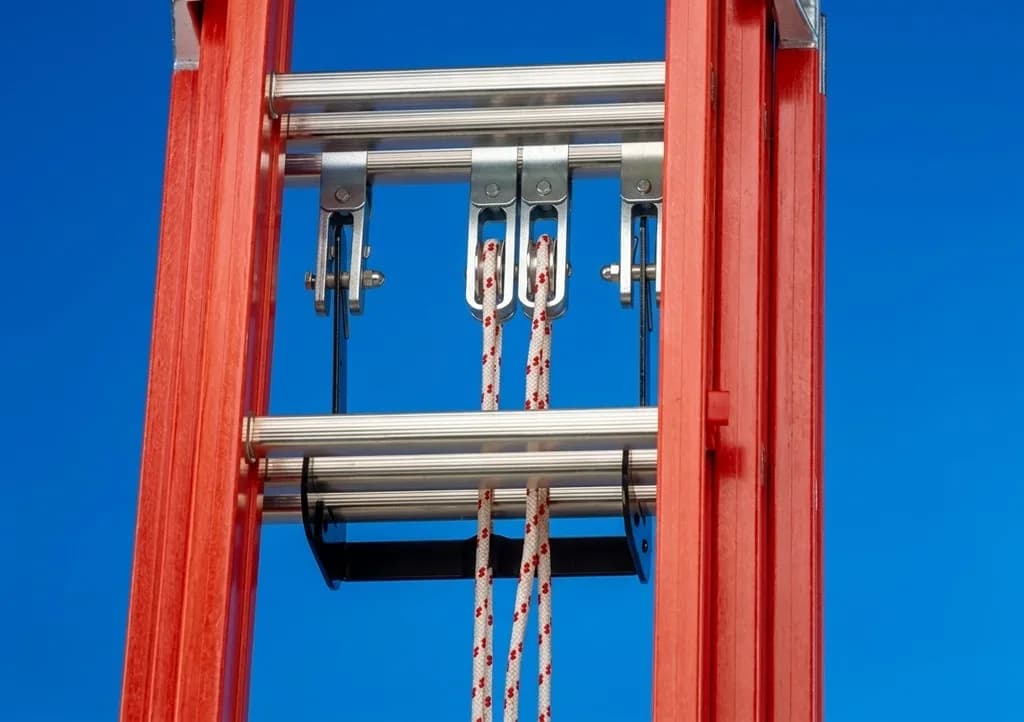 Лестница диэлектрическая из стеклопластика выдвигаемая тросом Svelt V3F 3x14 ступеней