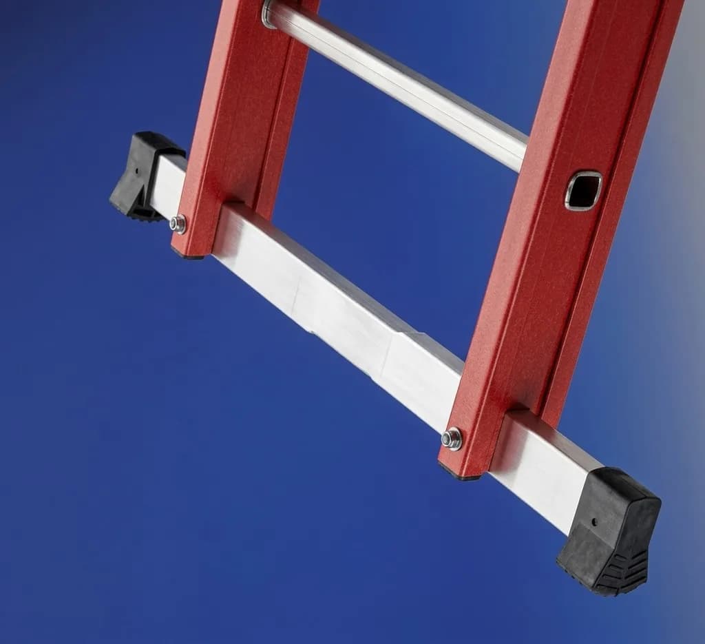 Лестница диэлектрическая из стеклопластика выдвигаемая тросом Svelt V3F 3x14 ступеней