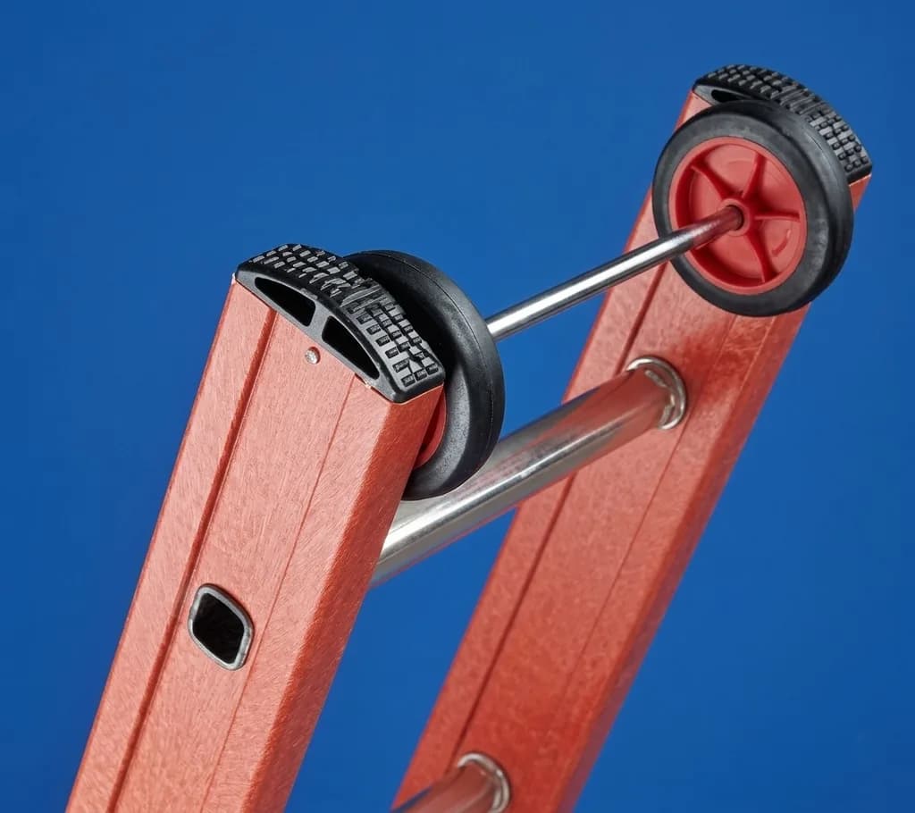 Лестница диэлектрическая из стеклопластика выдвигаемая тросом Svelt V3F 3x14 ступеней