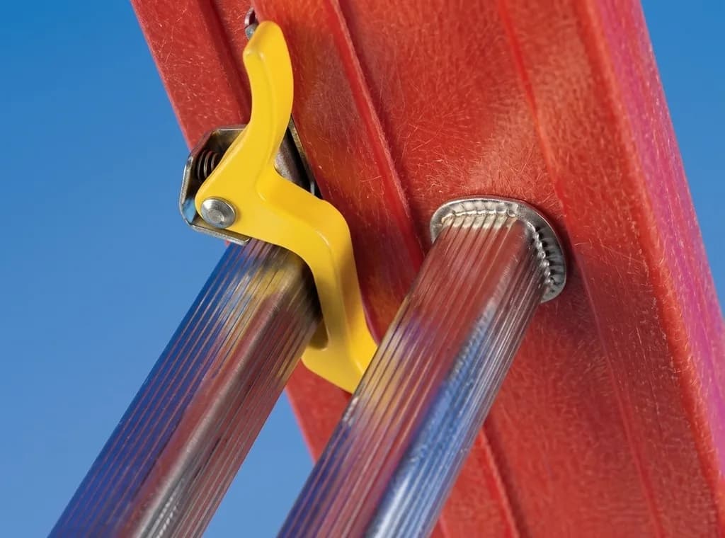 Лестница диэлектрическая из стеклопластика выдвигаемая тросом Svelt V3F 3x14 ступеней