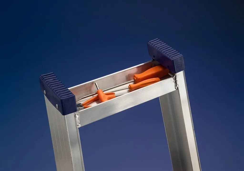 Стремянка алюминиевая Svelt Regina 7 ступеней