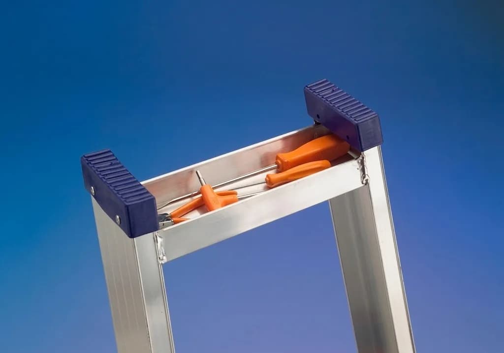 Стремянка алюминиевая Svelt Regina 12 ступеней