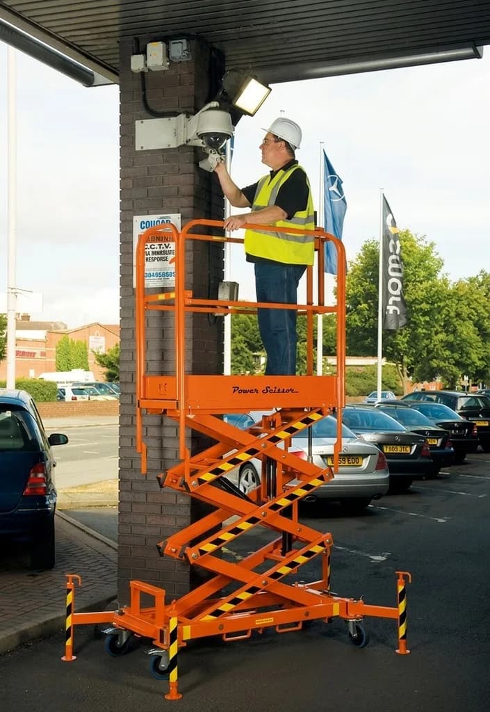 Сверхлегкая ножничная подъемная платформа Svelt Powerscissor PS 500 с ручным подъемником