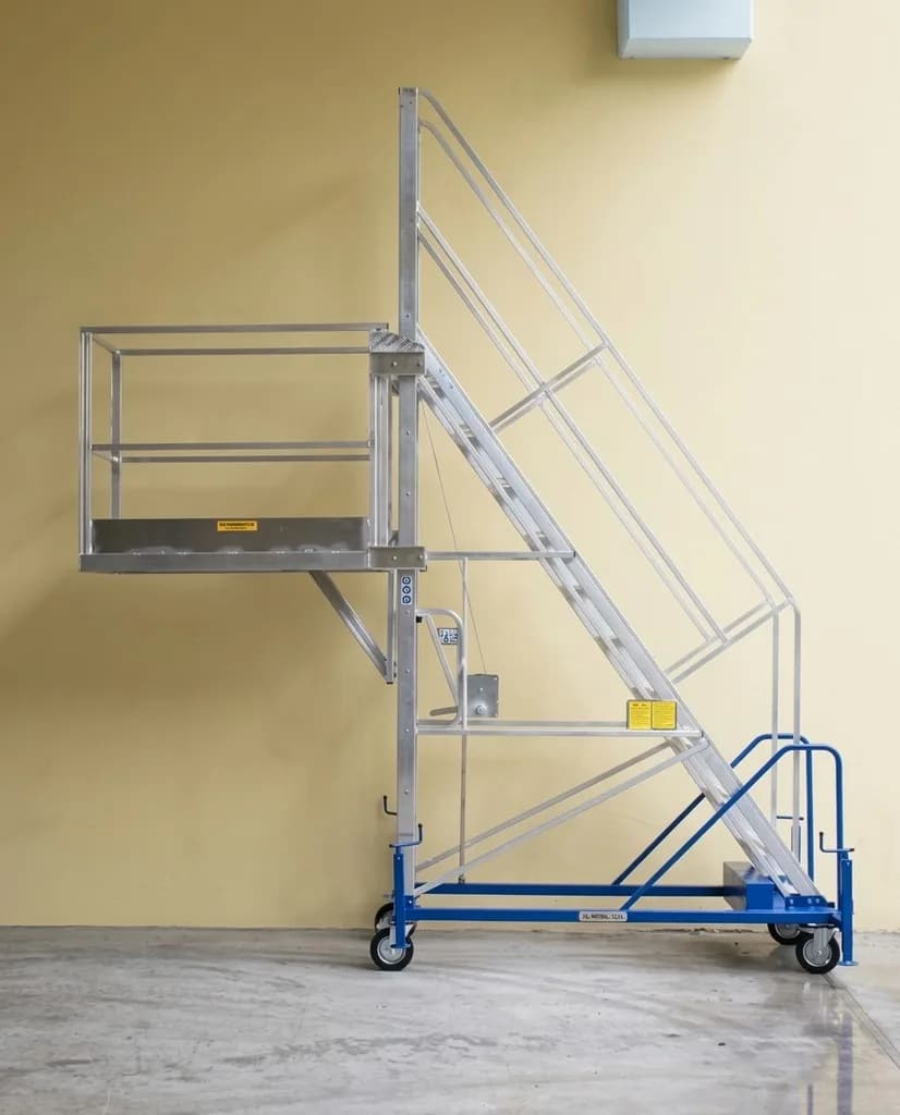 Лестница с подъемной платформой с вылетом Svelt TORRETTA TELESCOPICA 2,0 м