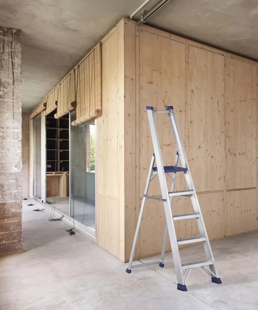 Стремянка алюминиевая Svelt Regina с алюминиевой площадкой 12 ступеней