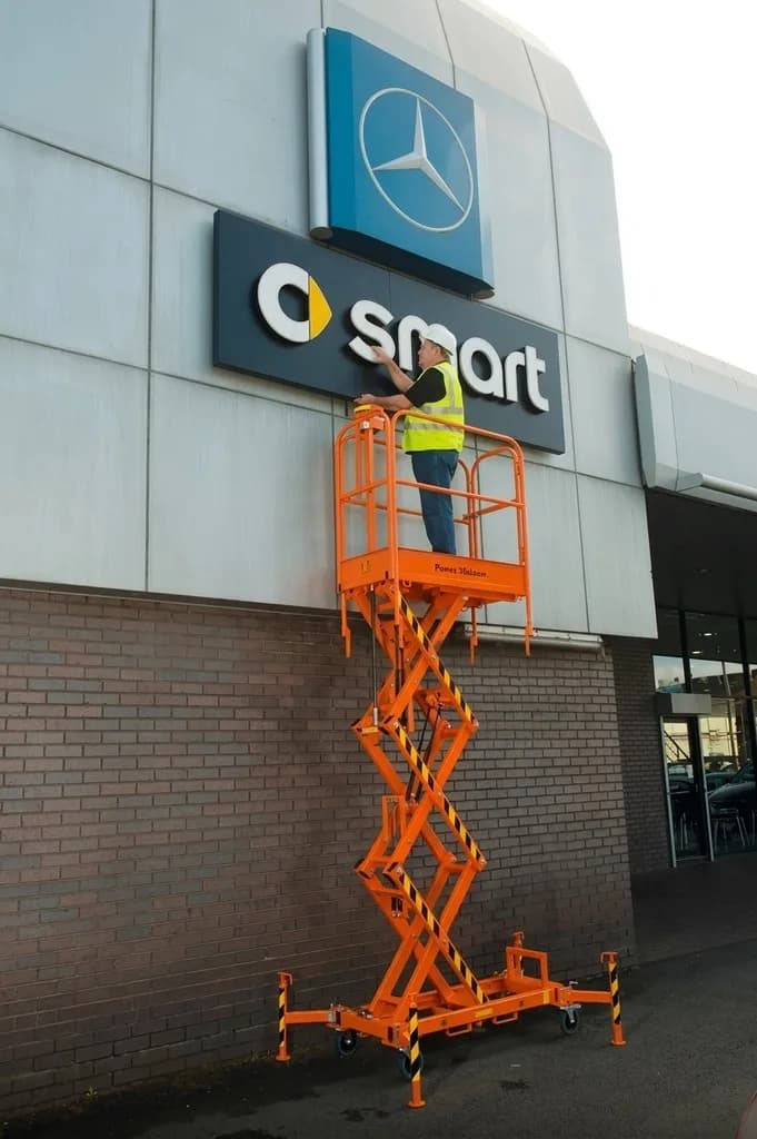 Сверхлегкая ножничная подъемная платформа Svelt Powerscissor PS 500 с ручным подъемником