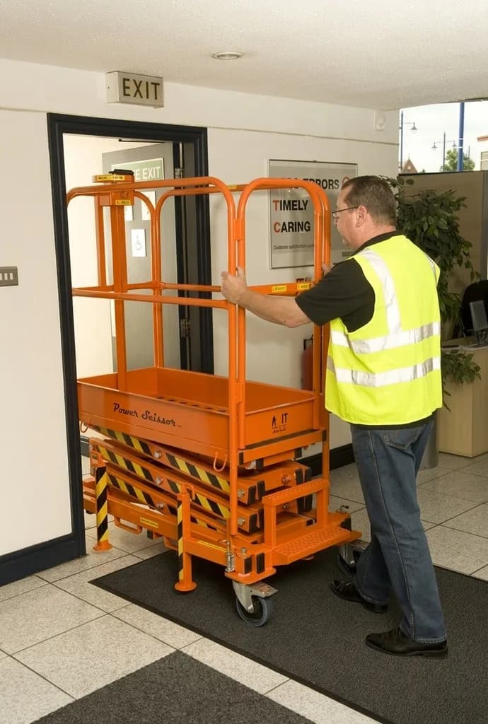 Сверхлегкая ножничная подъемная платформа Svelt Powerscissor PS 500 с ручным подъемником