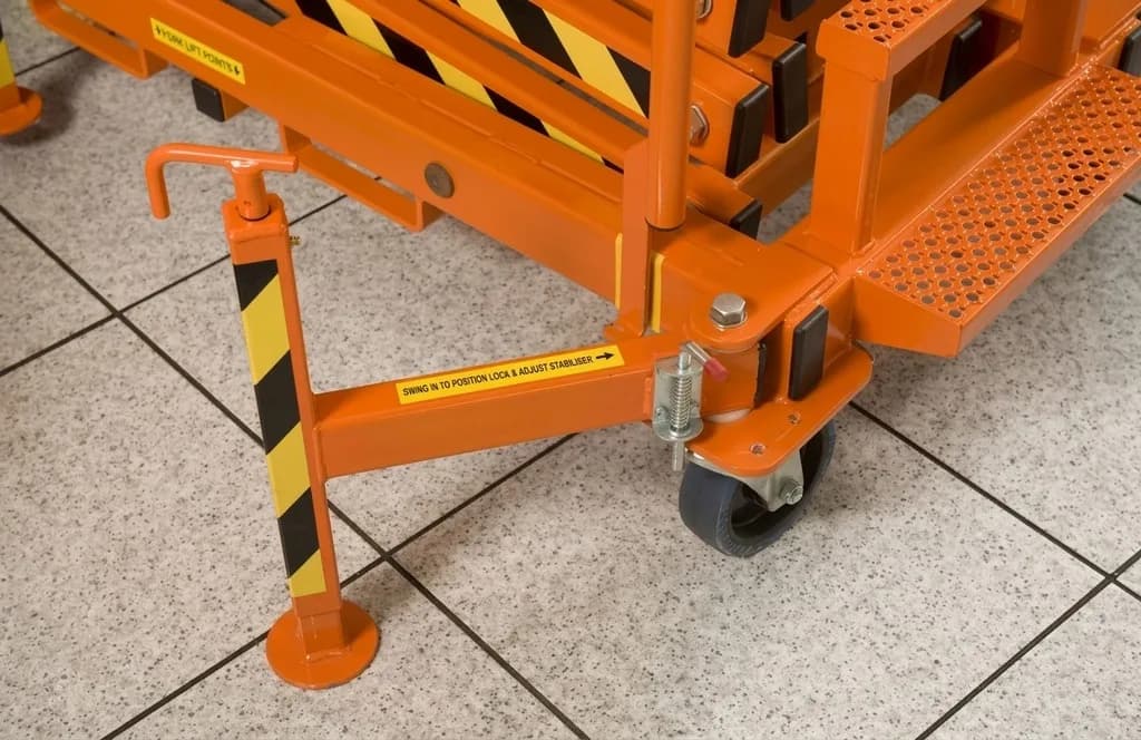 Сверхлегкая ножничная подъемная платформа Svelt Powerscissor PS 500 с ручным подъемником