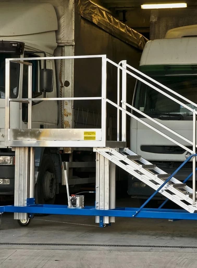 Платформа для обслуживания грузовых автомобилей и автобусов platform003