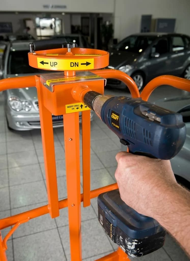 Сверхлегкая ножничная подъемная платформа Svelt Powerscissor PS 500 с ручным подъемником