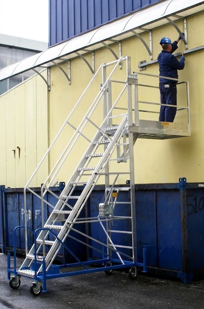 Лестница с подъемной платформой с вылетом Svelt TORRETTA TELESCOPICA 2,0 м