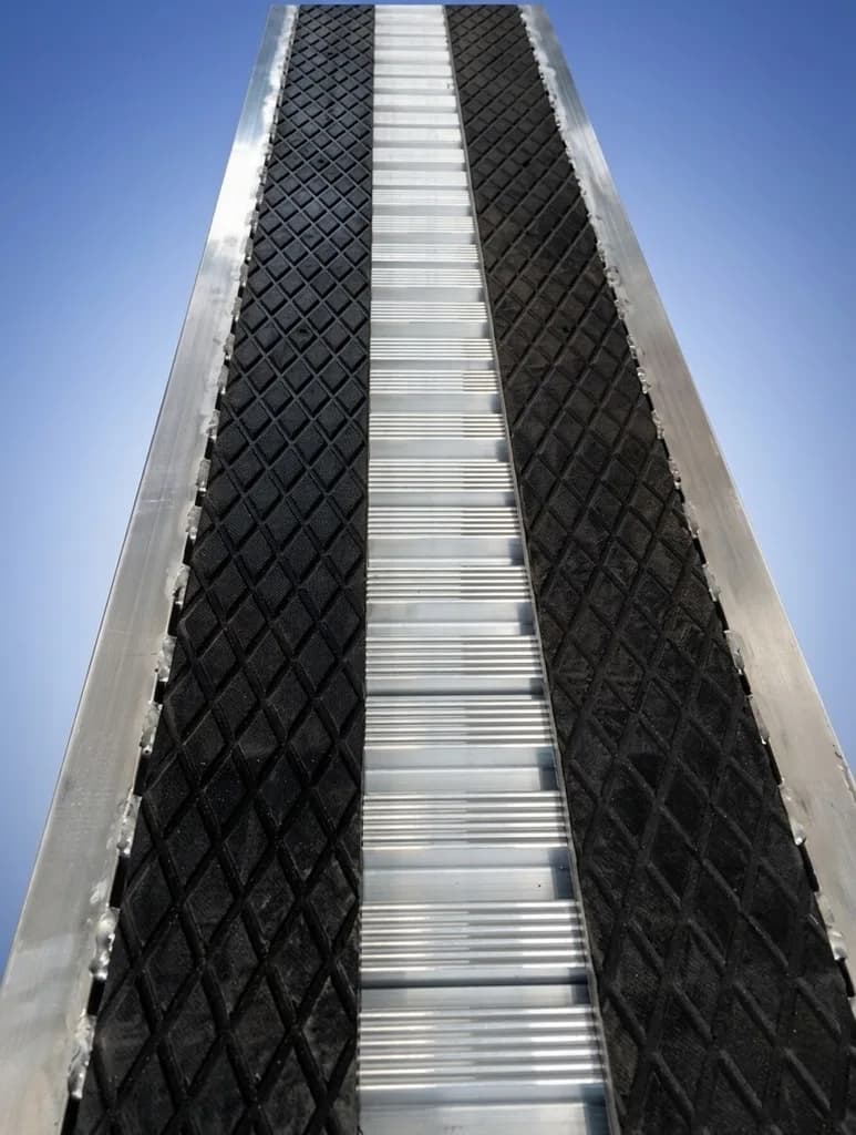 Погрузочная рампа SVELT 135 "G" 3 м (4000 кг) без края