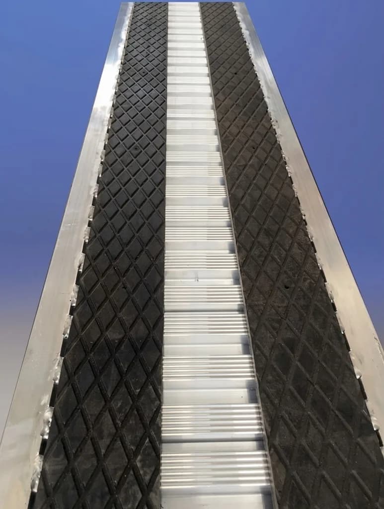 Погрузочная рампа SVELT 135 "R" 4,5 м (2400 кг)