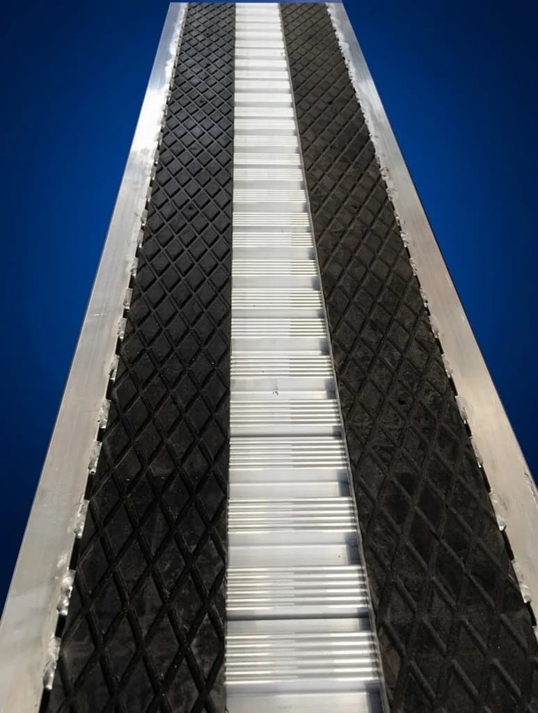 Погрузочная рампа SVELT 200 "T" 3 м (9320 кг) без края