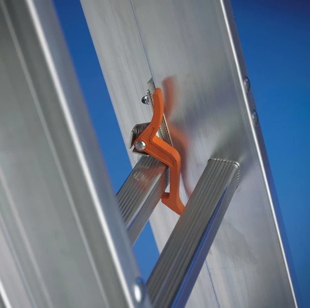 Двухсекционная лестница выдвигаемая тросом Svelt EURO E2F 2x14R ступеней