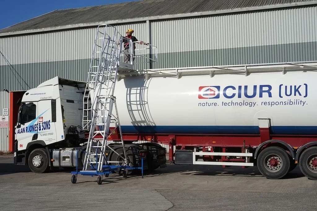 Телескопическая лестница с платформой для цистерн Svelt SMALL 4,41 м