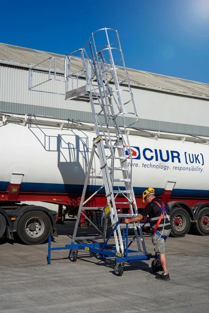 Телескопическая лестница с платформой для цистерн Svelt SMALL 4,41 м