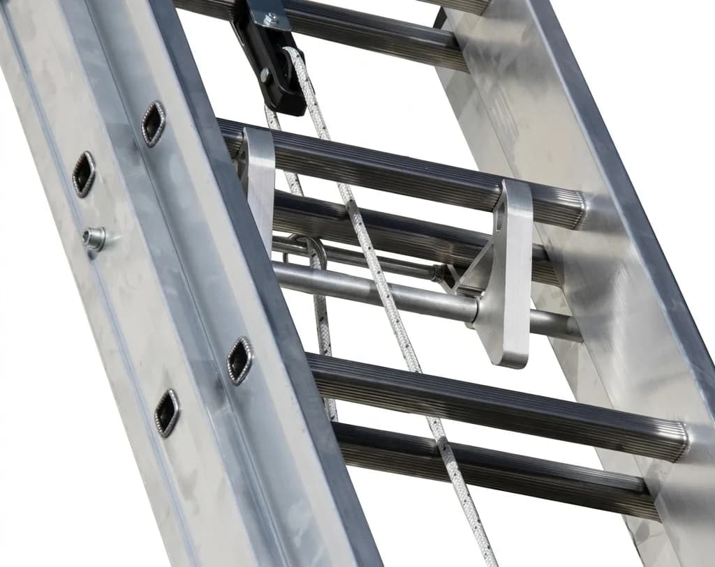 Трехсекционная лестница выдвигаемая тросом Svelt EURO E3F 3x14 ступеней