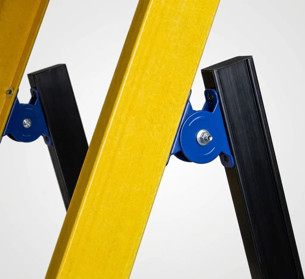 Лестница с платформой диэлектрическая Svelt MOBY FIBRA 3 ступени