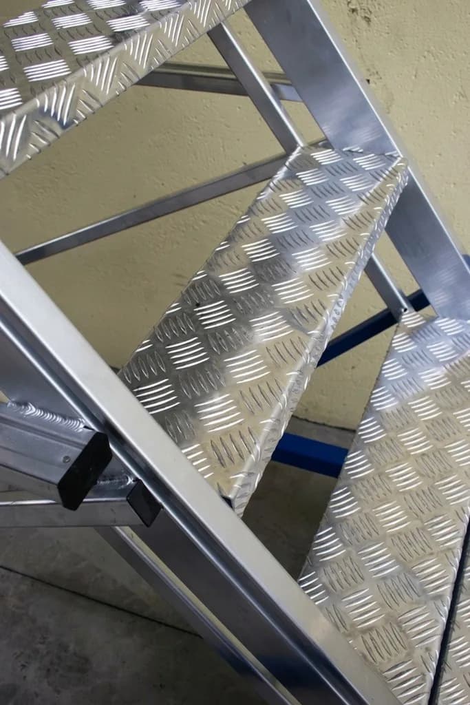 Консольно-телескопическая лестница с платформой Svelt