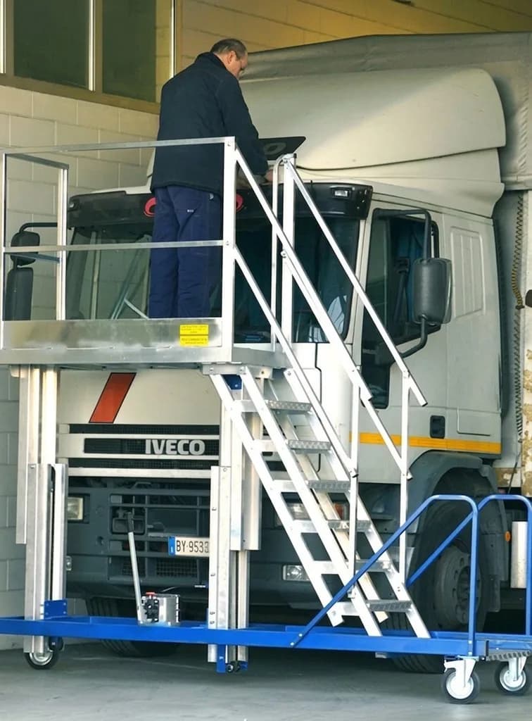 Платформа для обслуживания грузовых автомобилей и автобусов platform003