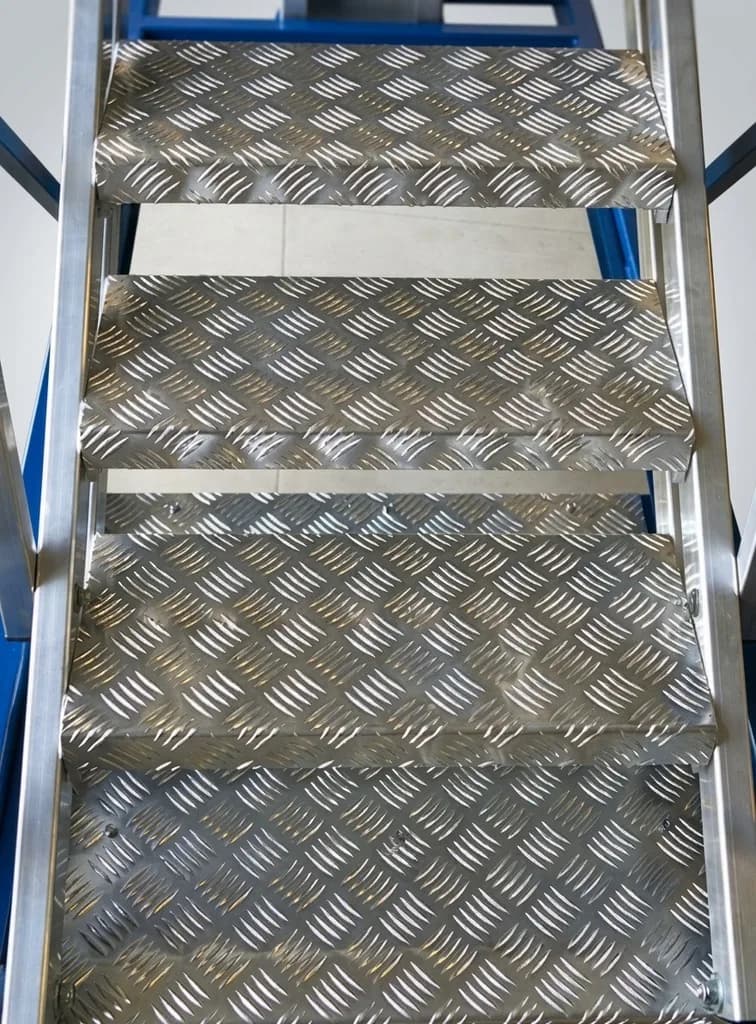 Платформа для обслуживания грузовых автомобилей и автобусов platform003