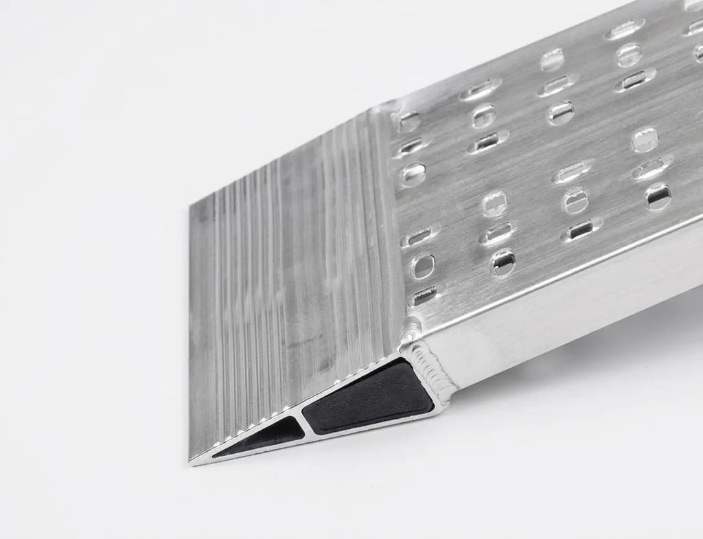 Легкая фиксированная погрузочная рампа SVELT RL 15 длина 1,5 м