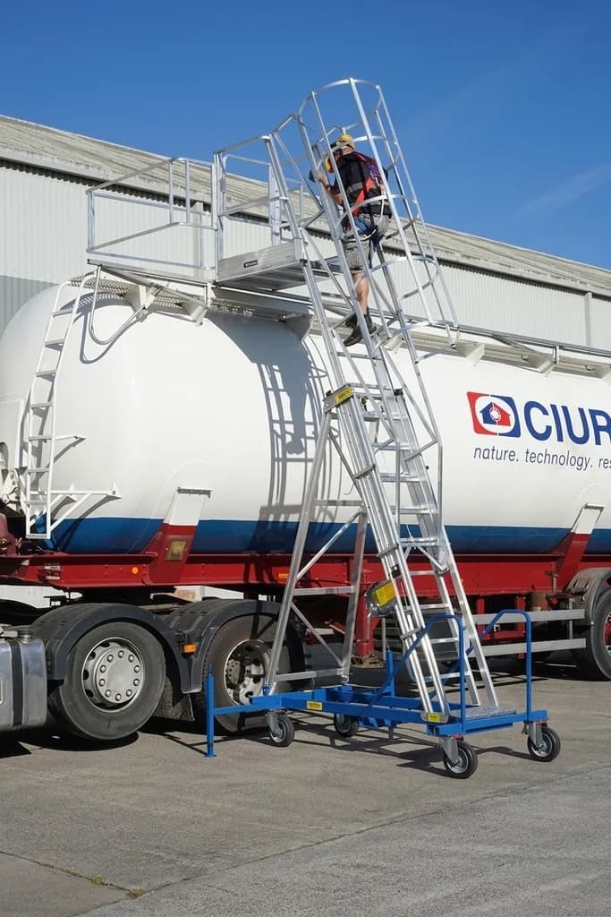 Телескопическая лестница с платформой для цистерн Svelt MEDIUM 4,91 м