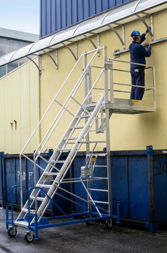 Консольно-телескопическая лестница с платформой Svelt